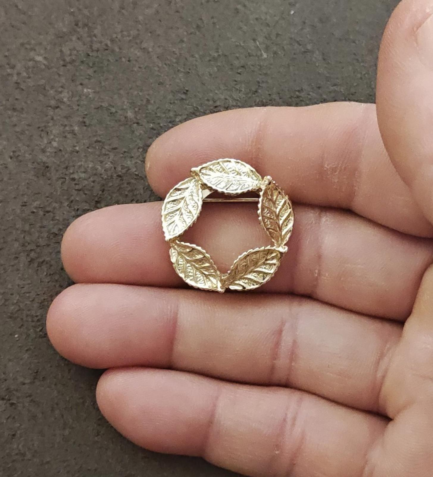 1960s Gerry's Gold Tone Textured Leaf Wreath Brooch