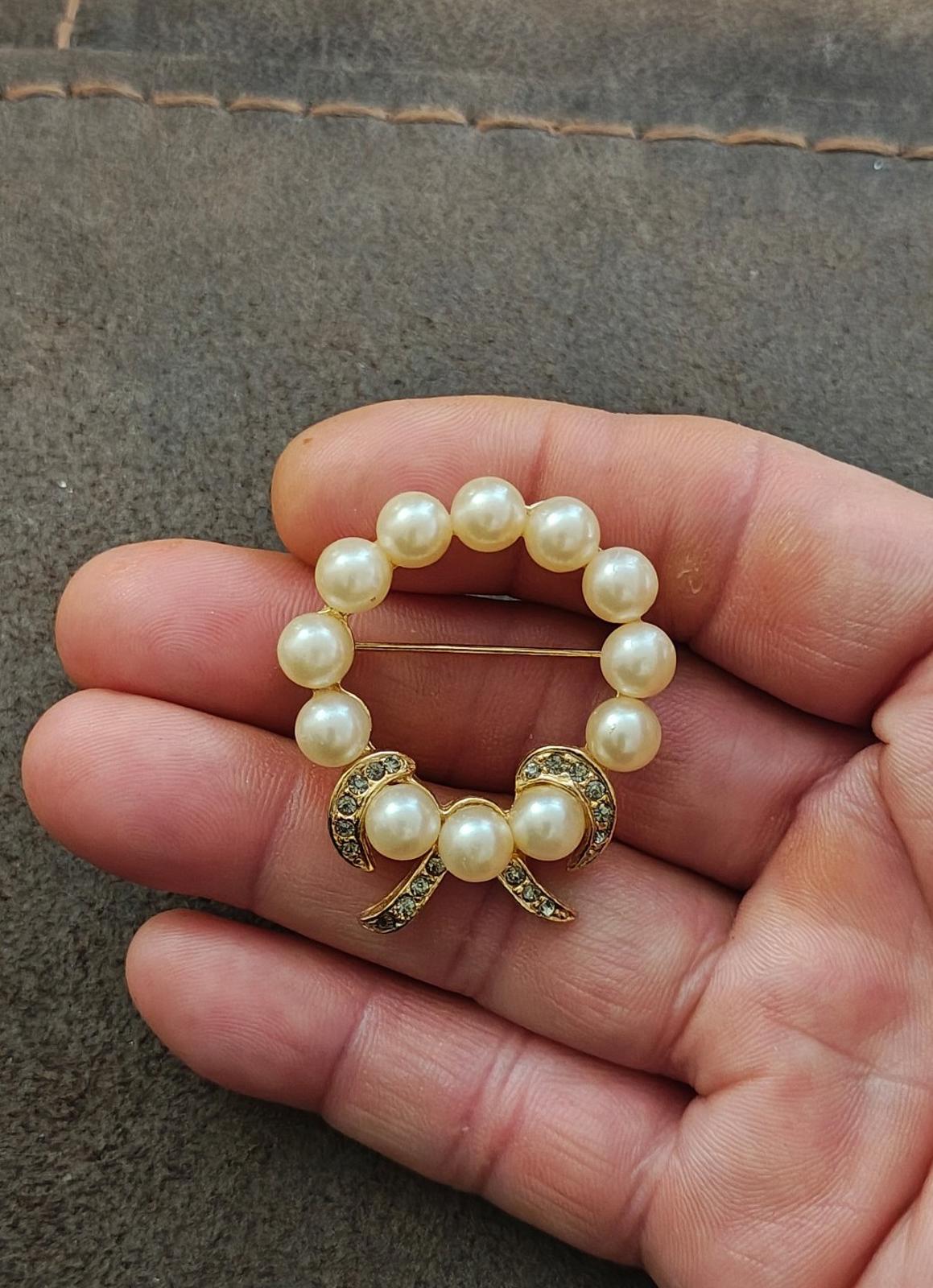 1960s Faux Pearls and Clear Rhinestones Wreath Bow Gold Tone Brooch Pin