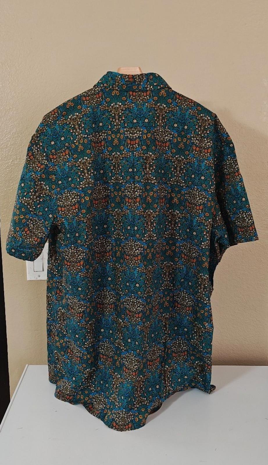 Men's blue floral short-sleeve Hawaiian shirt, back view with short sleeves and collar