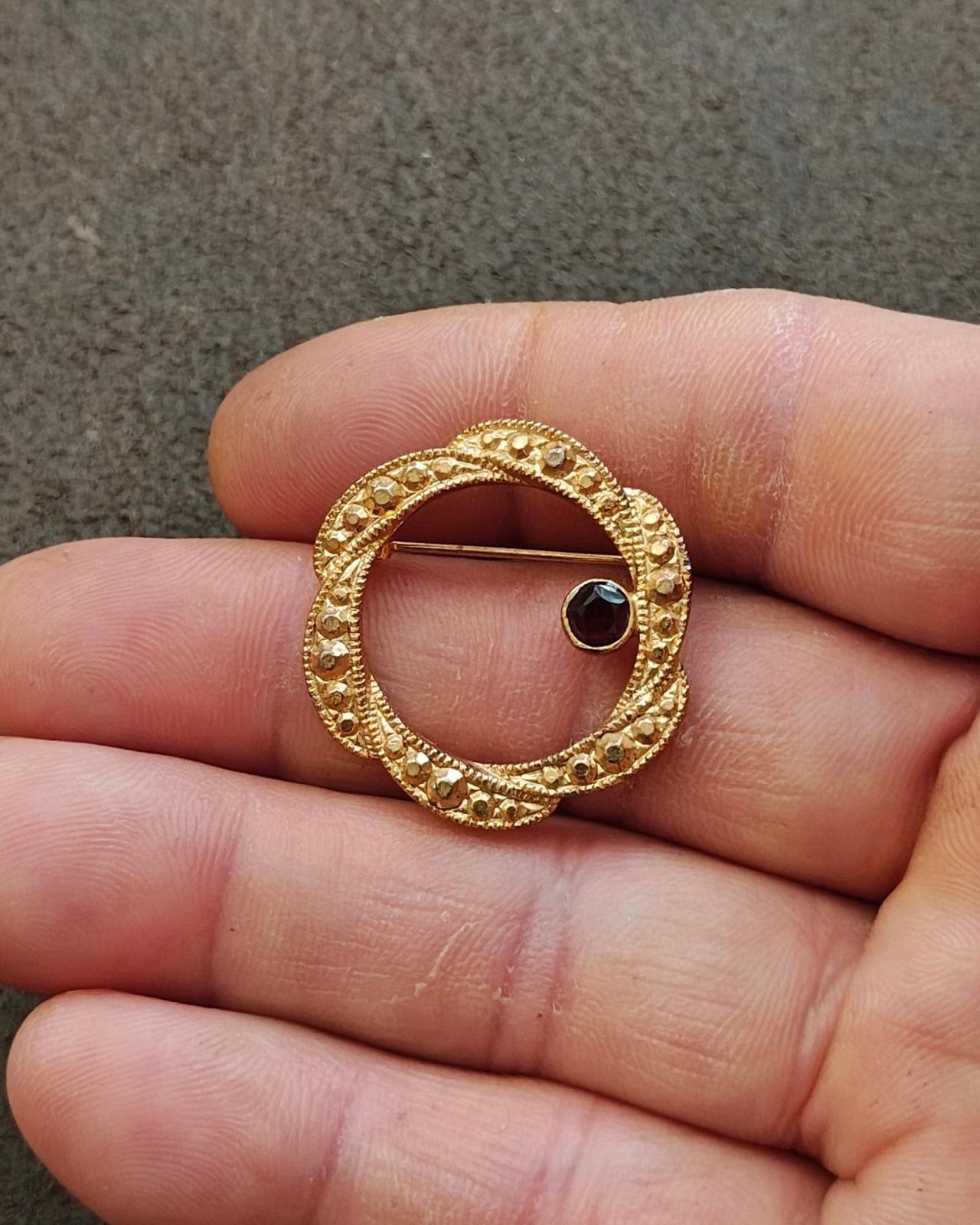 1950s Edwardian Style Circle Gold Tone Faceted Solitaire Garnet Gemstone Brooch