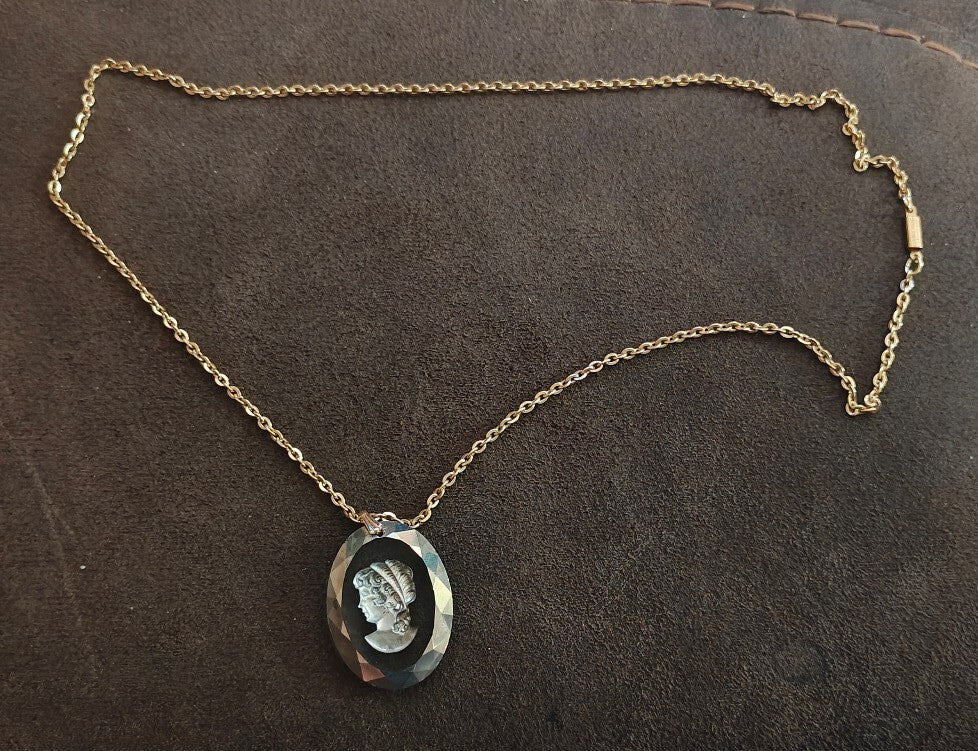 1950s Gilded Glass Cameo Pendant Necklace