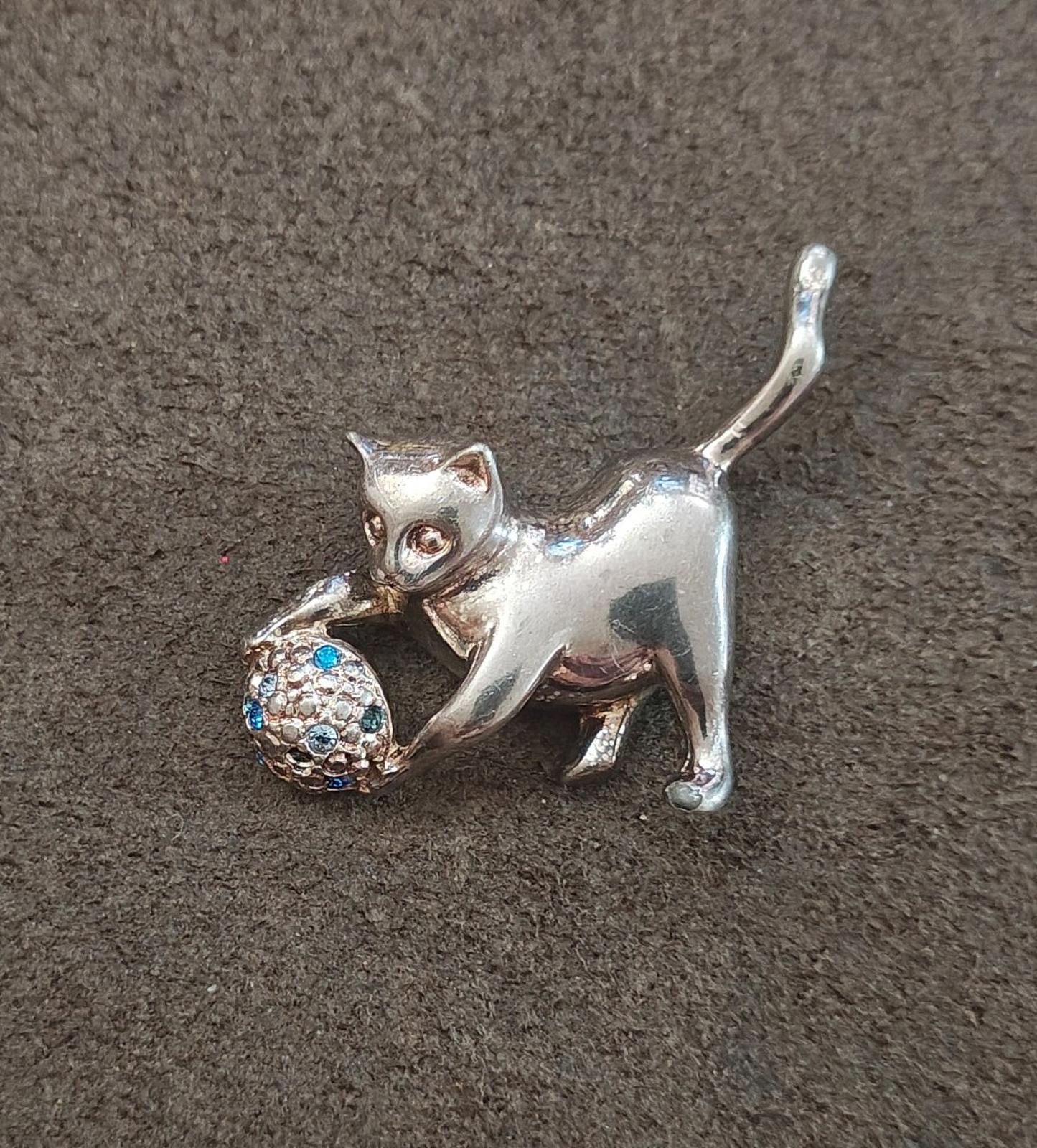 1980s Silver Tone Cat Playing With a Ball Brooch In Good Condition.