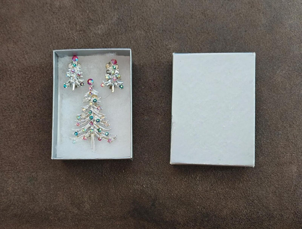 Rhinestone Christmas tree brooch set in box, multicolor stones on silver-tone metal