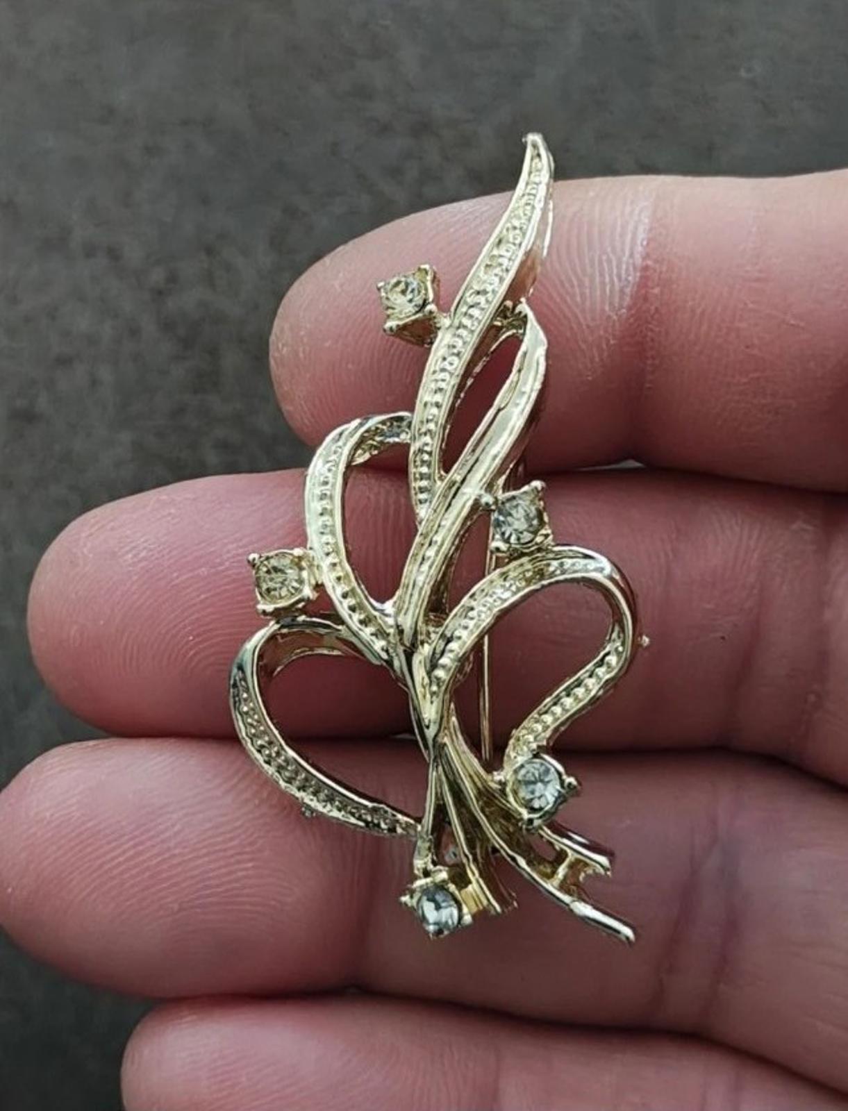 1980s Gerry's Art Nouveau Style Gold Tone Ribbon Brooch Pin