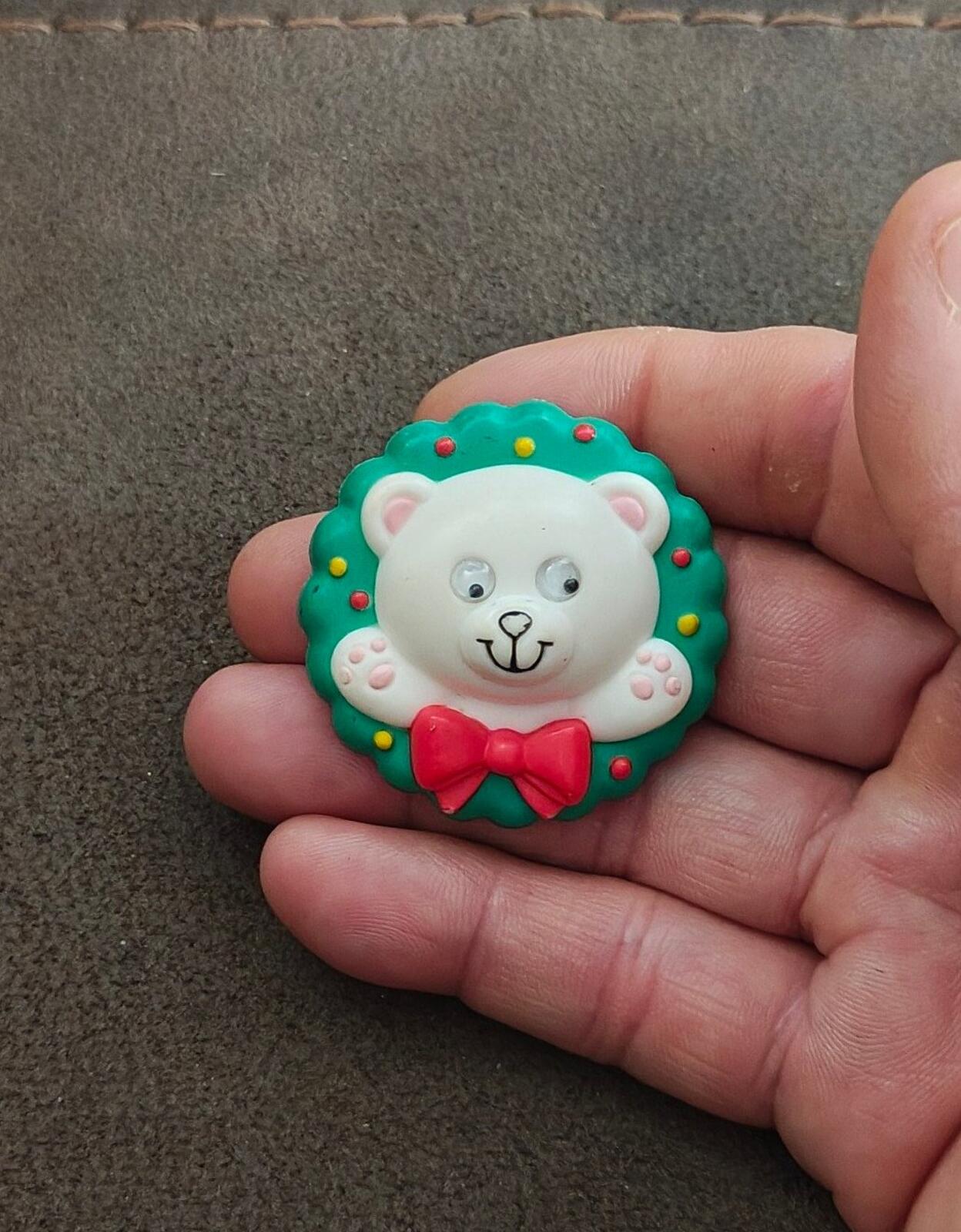 1990 Avon Holiday Cub Wreath Googly Eyes Plastic Pin