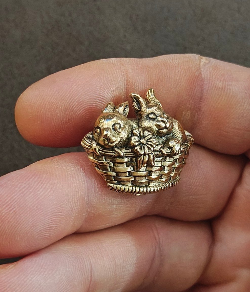 1990 Avon Basket of Love Featuring Two Bunnies In a Basket Gold Tone Brooch