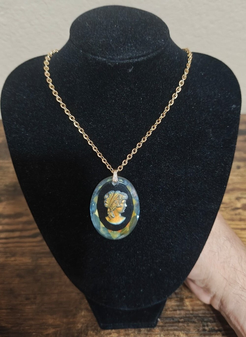 1950s Gilded Glass Cameo Pendant Necklace