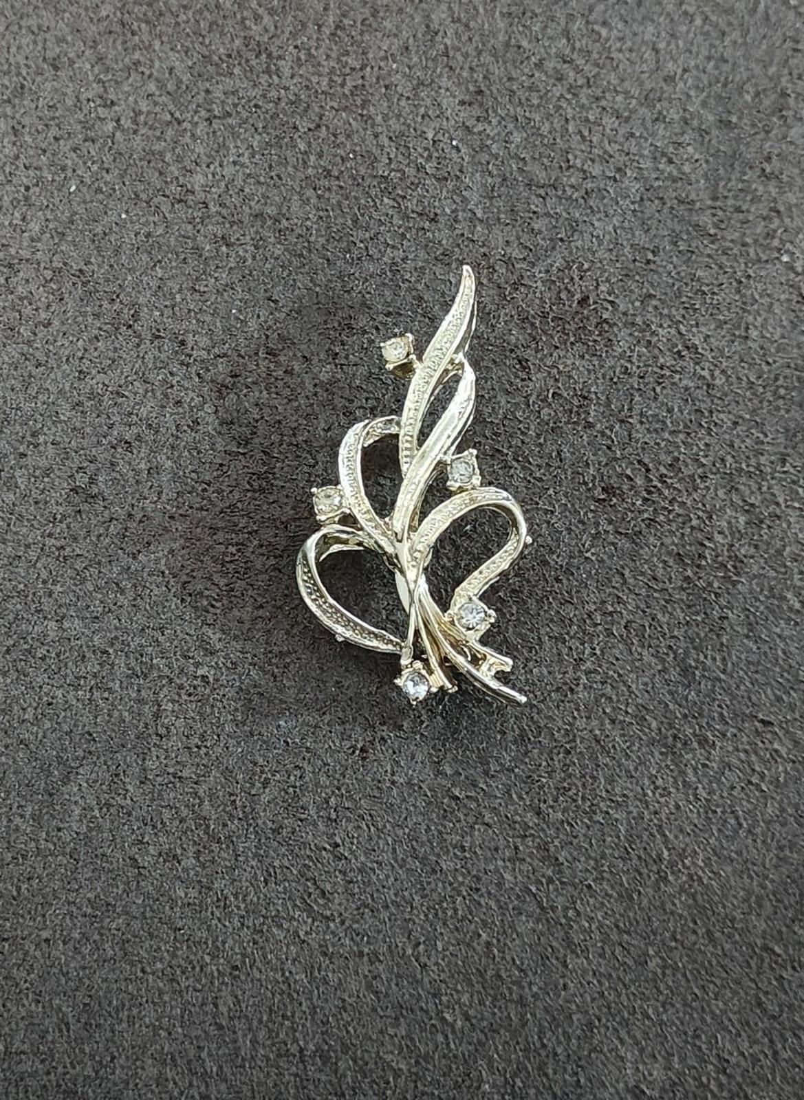 1980s Art Nouveau Style Gold Tone Ribbon Brooch Pin