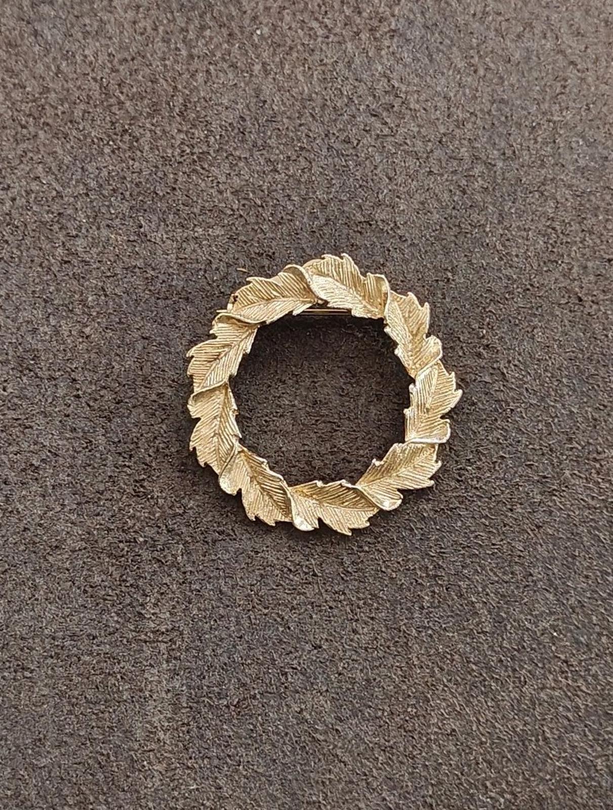 1980s Gold Tone Signed Gerry's Textured Leaf Wreath Brooch