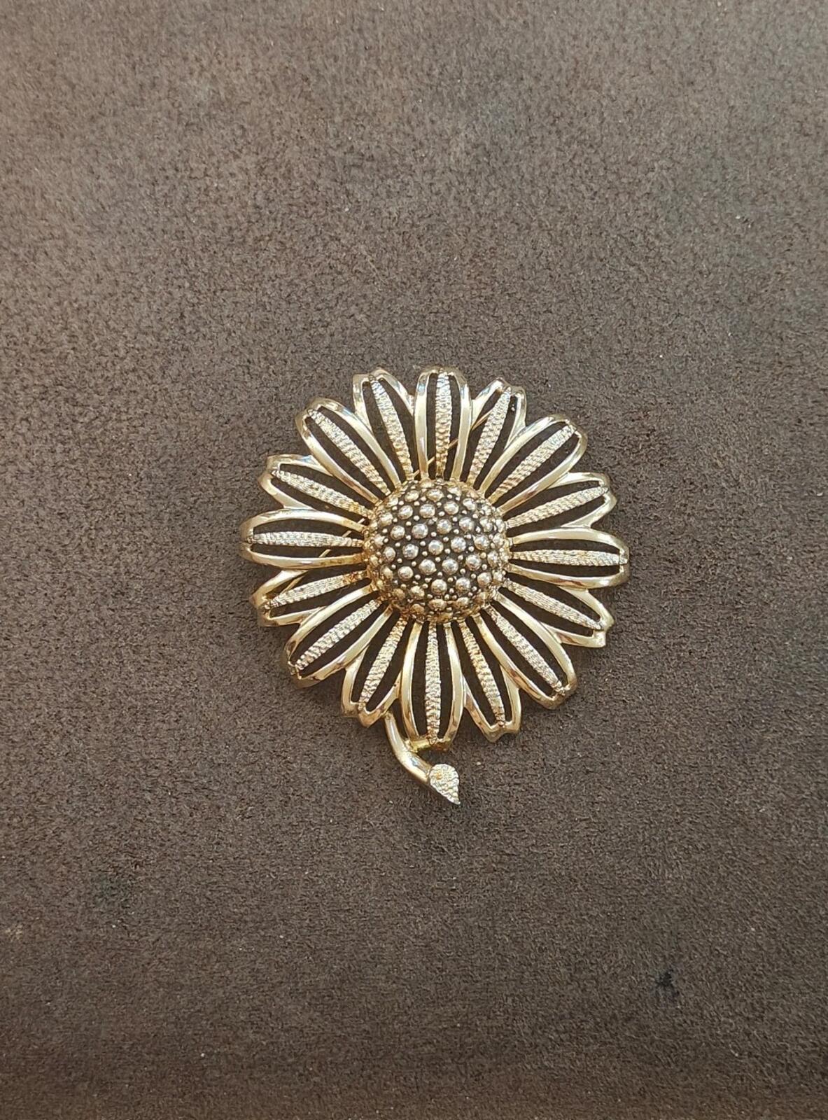 1960s Gold Tone Textured Signed Sarah Coventry "Daisy Mae" sunflower Large Brooc