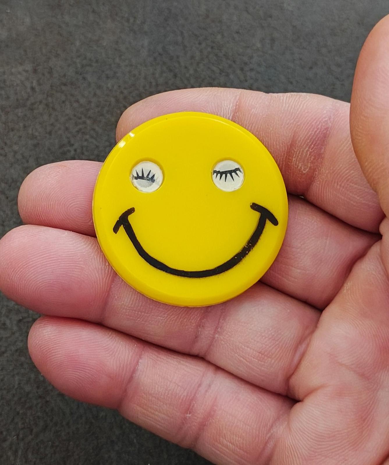 1950/60's Rare HTF Lenticular Winking Yellow Plastic Happy Smiling Face Pin