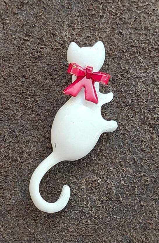 1960s/70s Metal White Enamel Cat Brooch Pin With Red Bow - photo 6
