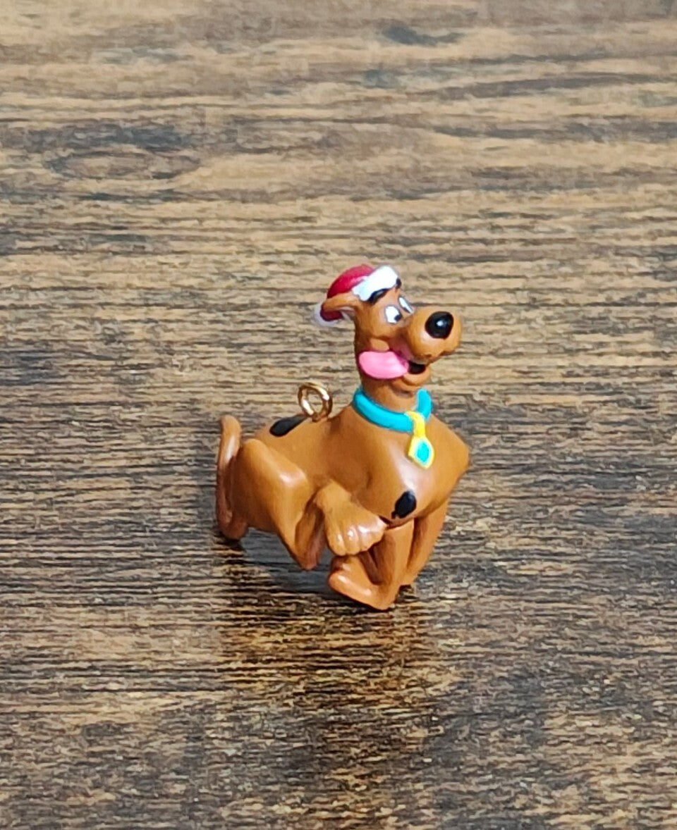 2001 Hallmark Keepsake Miniature Scooby-Doo Christmas Ornament Figurine