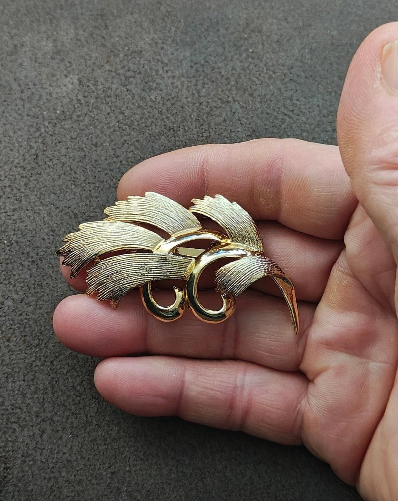 Vintage Gold Tone Abstract Textured Leaf Brooch Pin