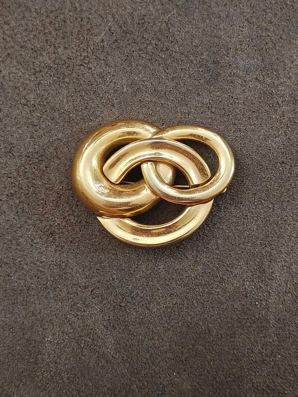 Gold-tone three-circle intertwined pin brooch, heart-like form
