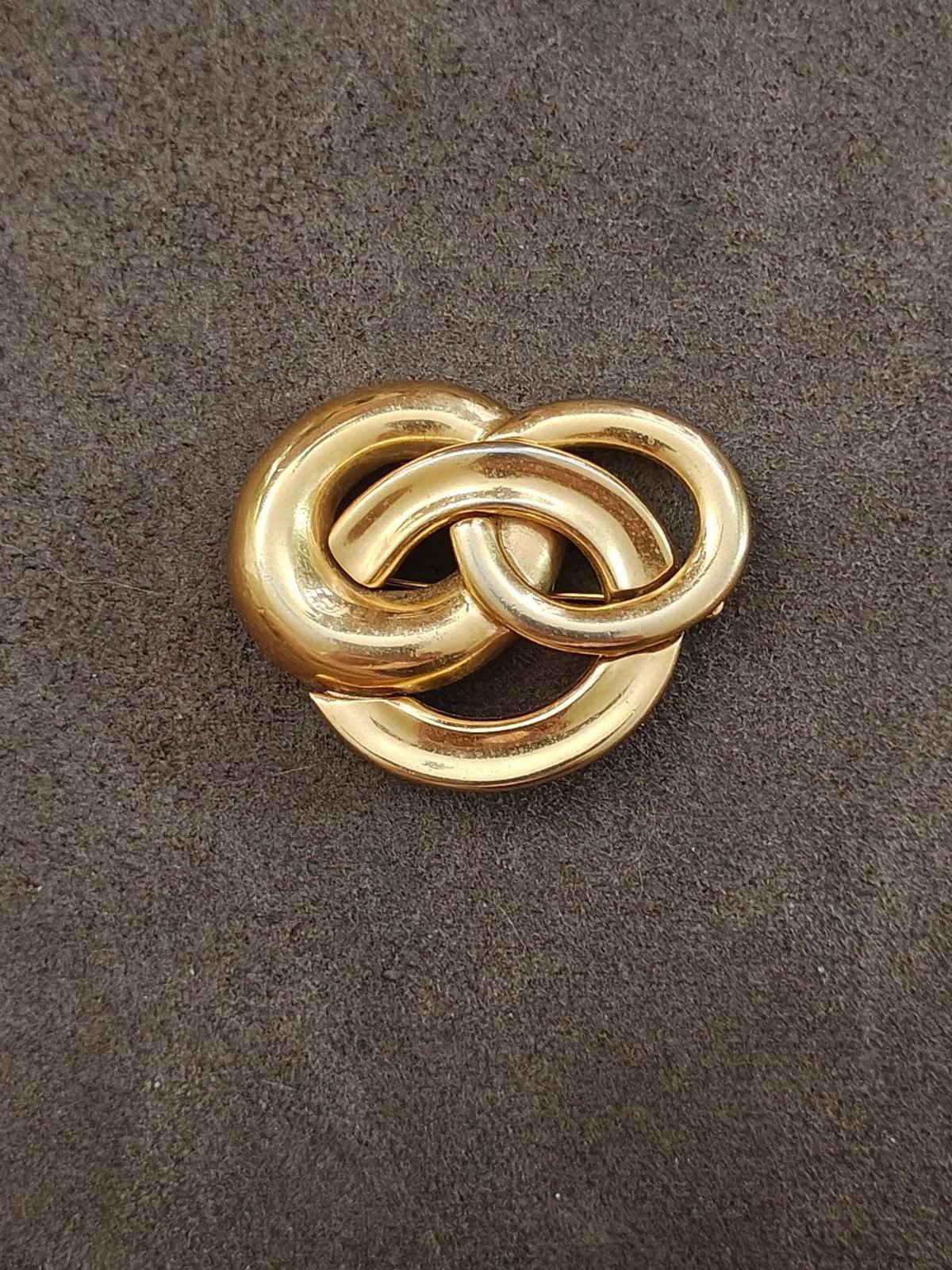 Gold-tone three-circle intertwined pin brooch, heart-like form