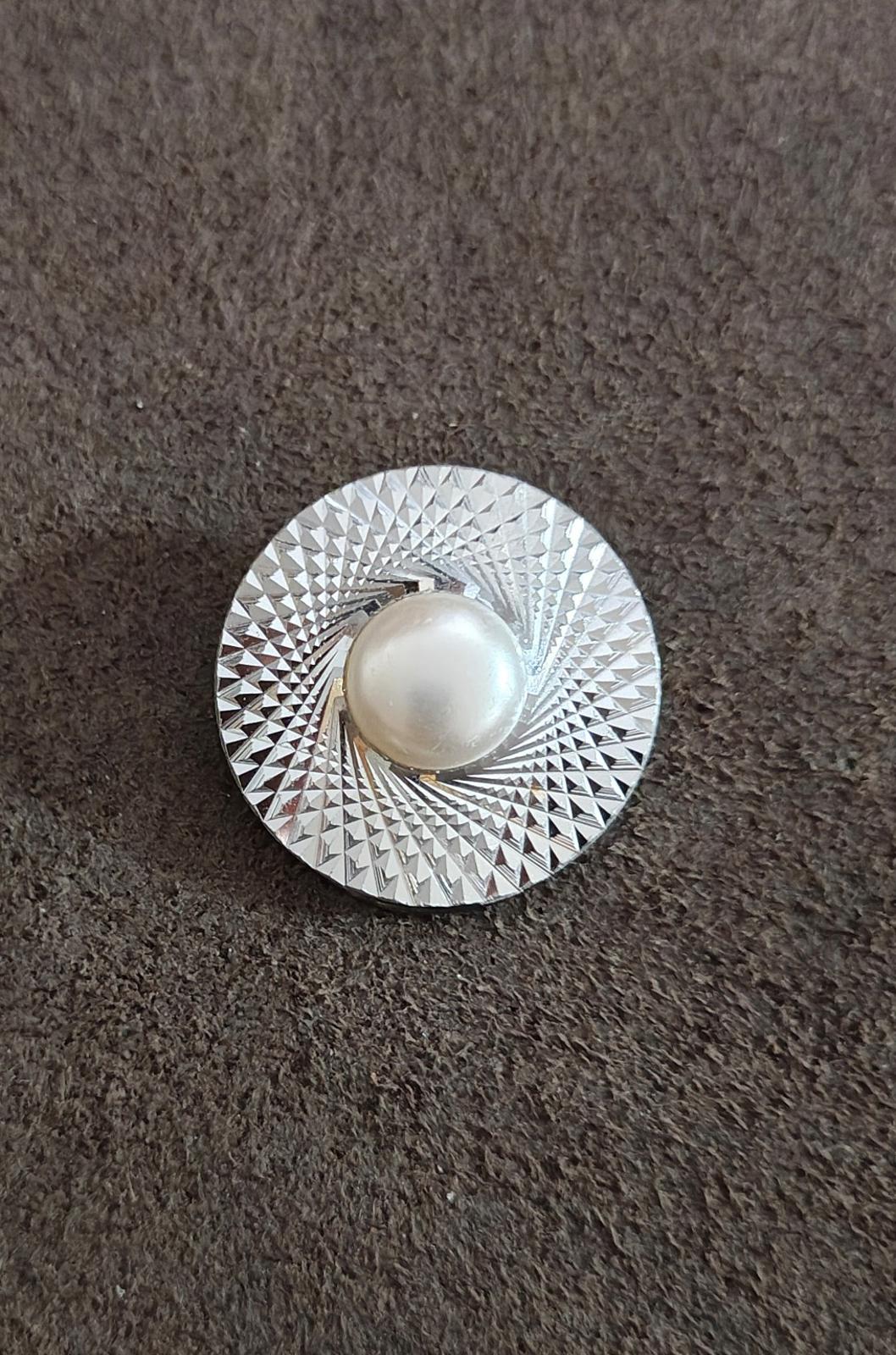 Round silver-tone scarf clip featuring diamond-cut shine and white faux pearl