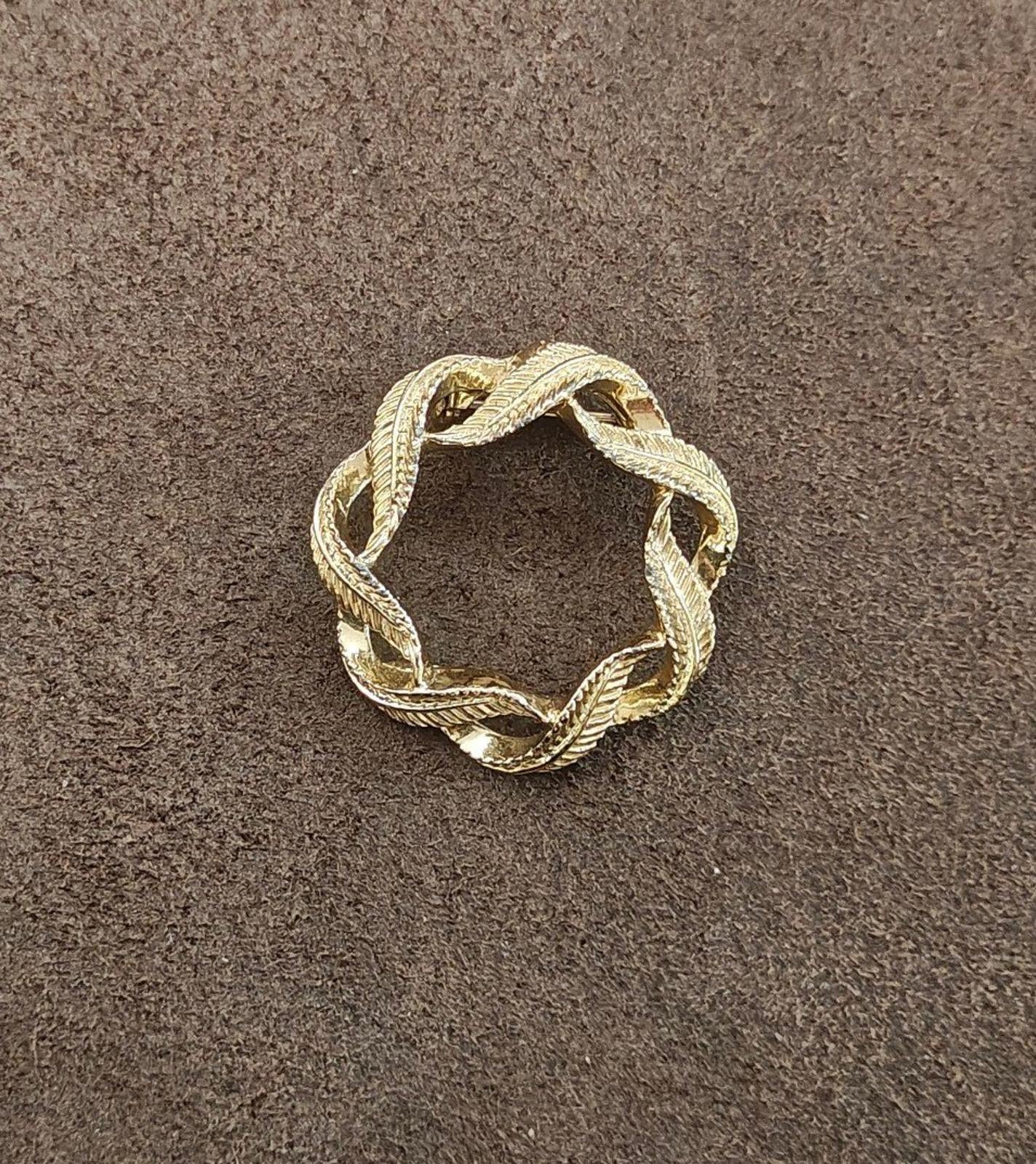 1960s GERRYS Gold Tone Circle Leaves Wreath Brooch Pin