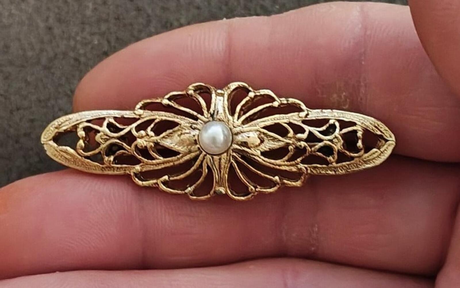 Gold-tone Victorian filigree bar brooch with central faux pearl