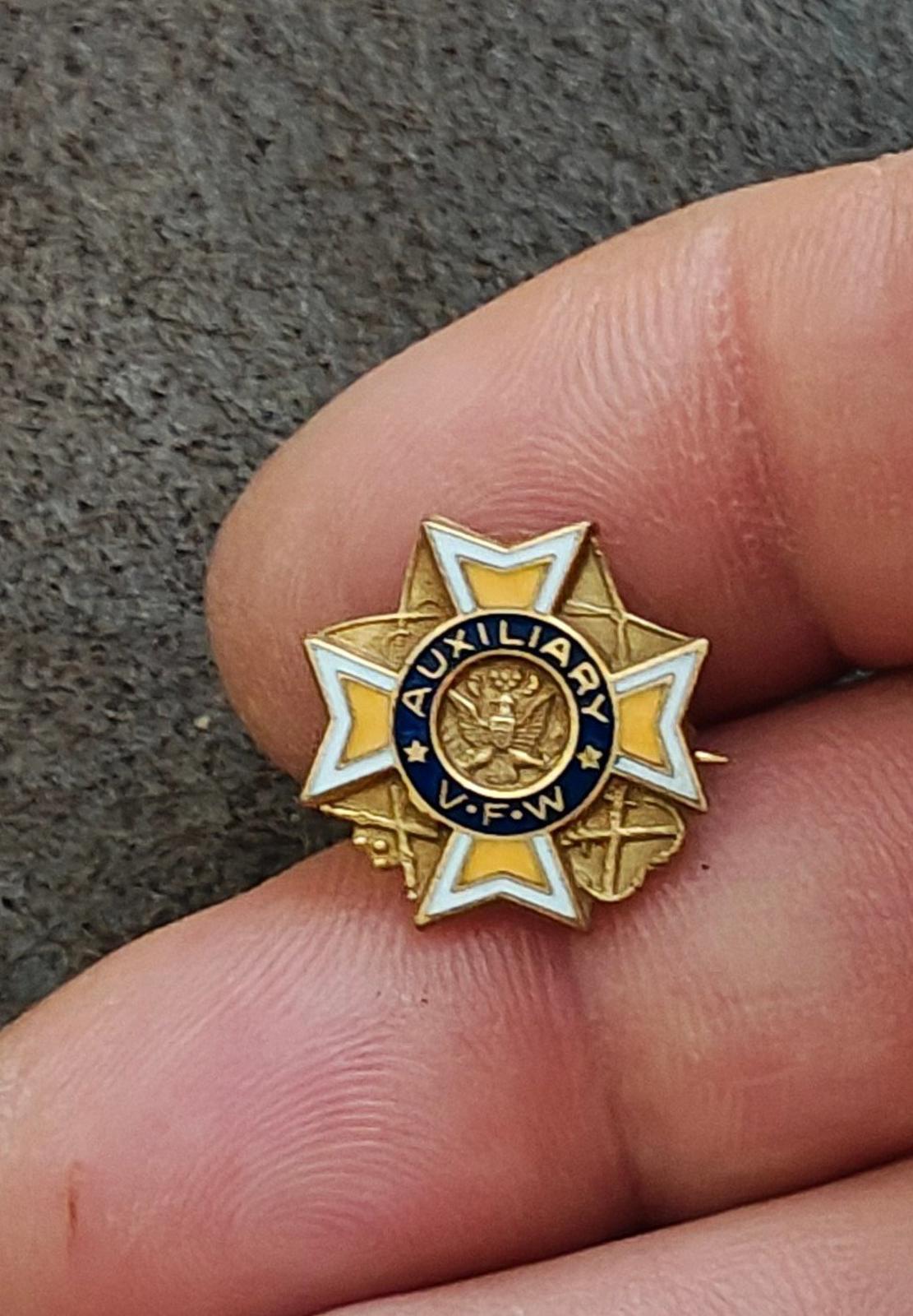 1940's Veterans Of Foreign Wars (VFW) Auxiliary Gold Tone Pin