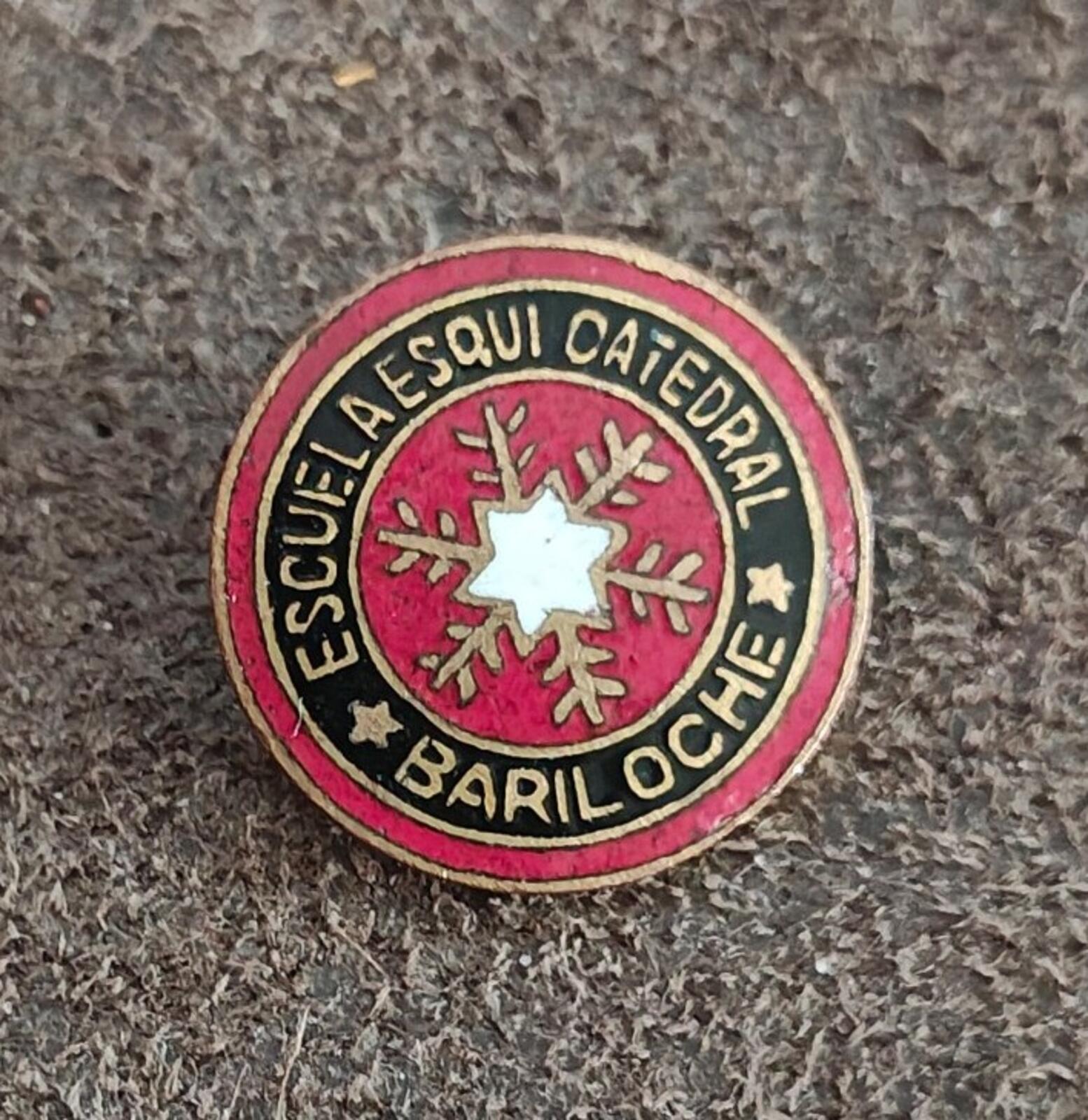 1970s/80s Escuela Esquí Catedral (Catedral Ski School Brass Enamel Pin