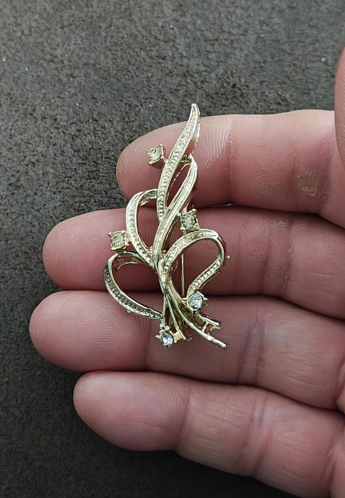 1980s Art Nouveau Style Gold Tone Ribbon Brooch Pin