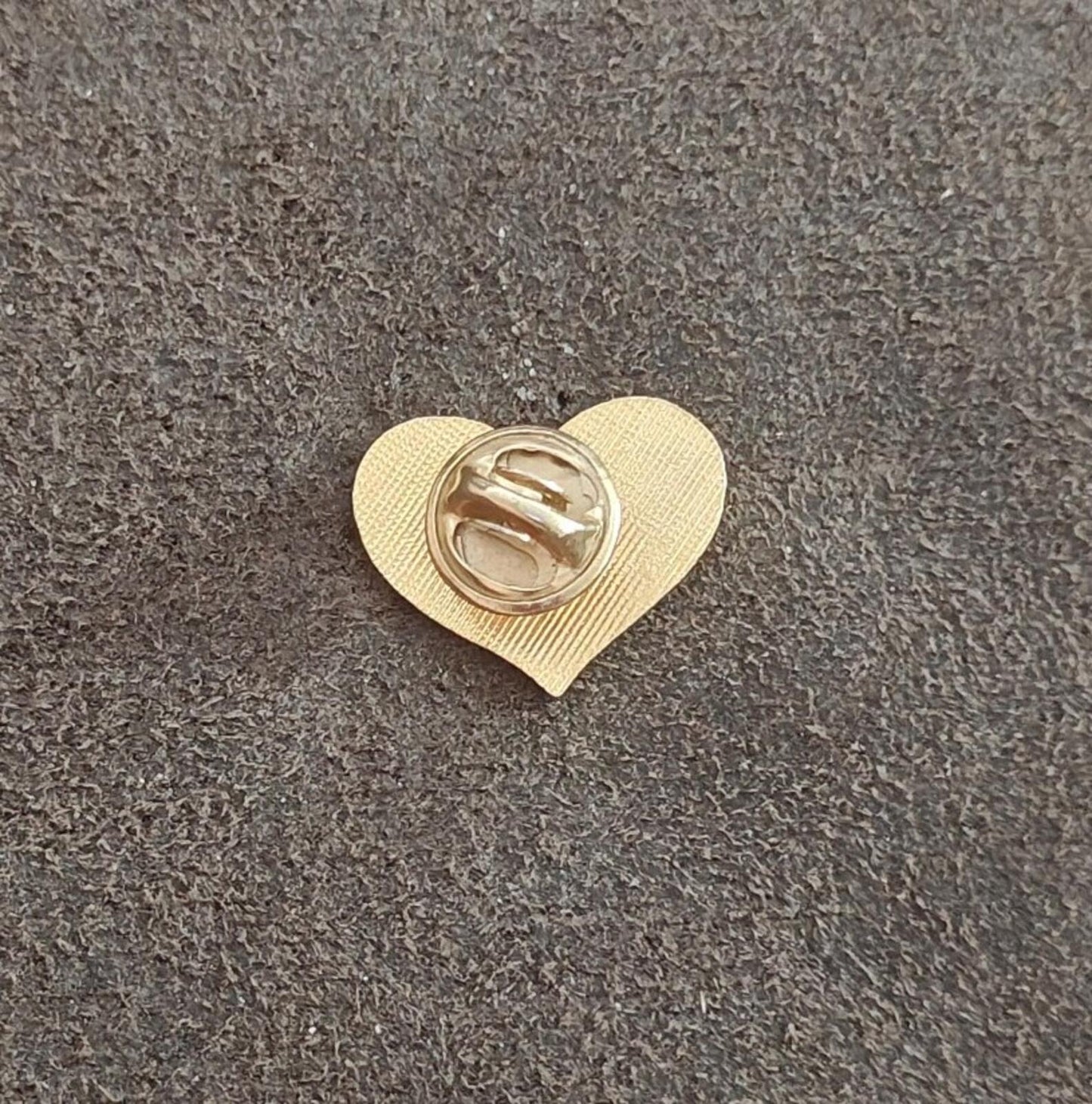 1970s Gold Tone Retro Enamel Heart Pin