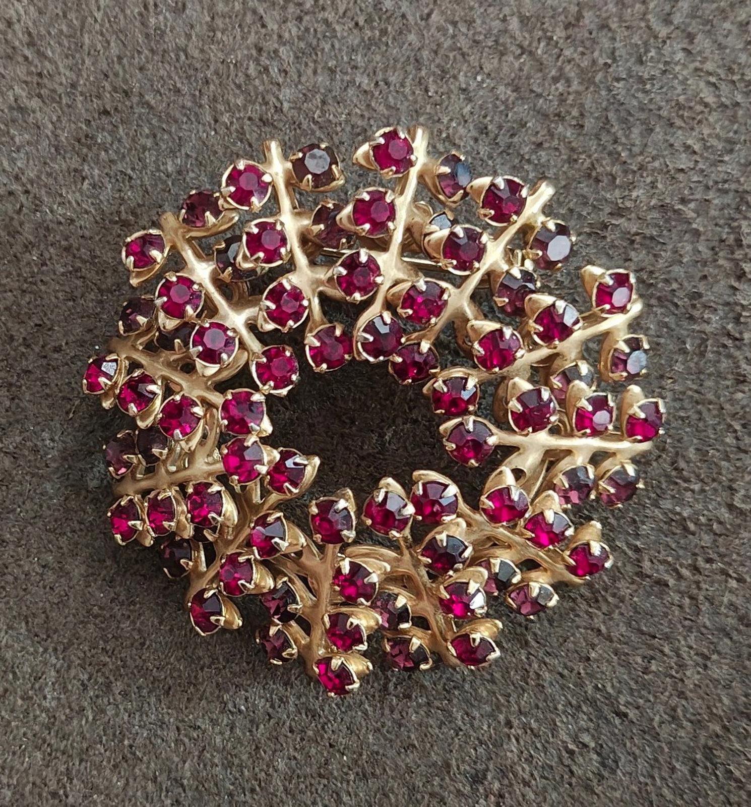 Gold-tone maroon rhinestone brooch pin with sparkly textured oval stones