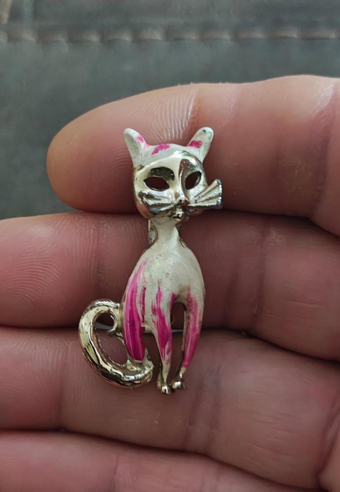 1960s Vintage Silver Tone Cat With White And Pink Enamel Brooch Pin.