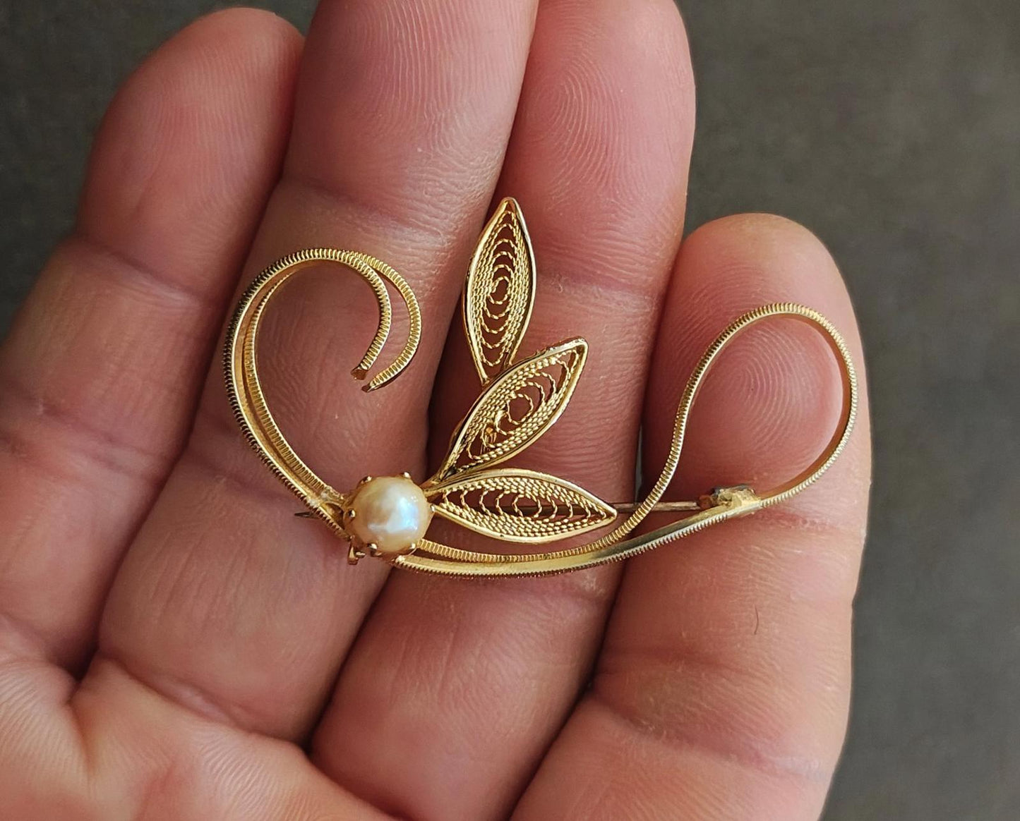 1960s Vintage Filigree Leaf Design With a Faux Pearl Accent Gold Tone Brooch