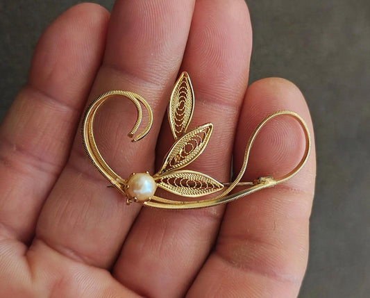 1960s Vintage Filigree Leaf Design With a Faux Pearl Accent Gold Tone Brooch