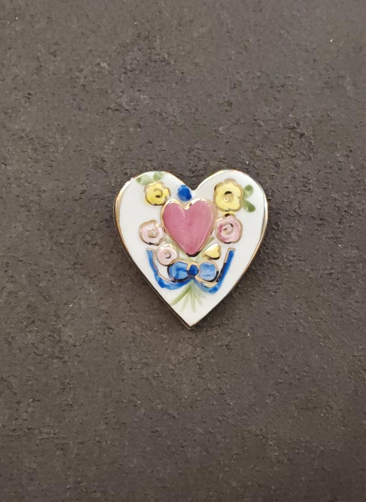1980s Hand Painted Ceramic Floral Heart Brooch pin featuring pink roses, gold-to