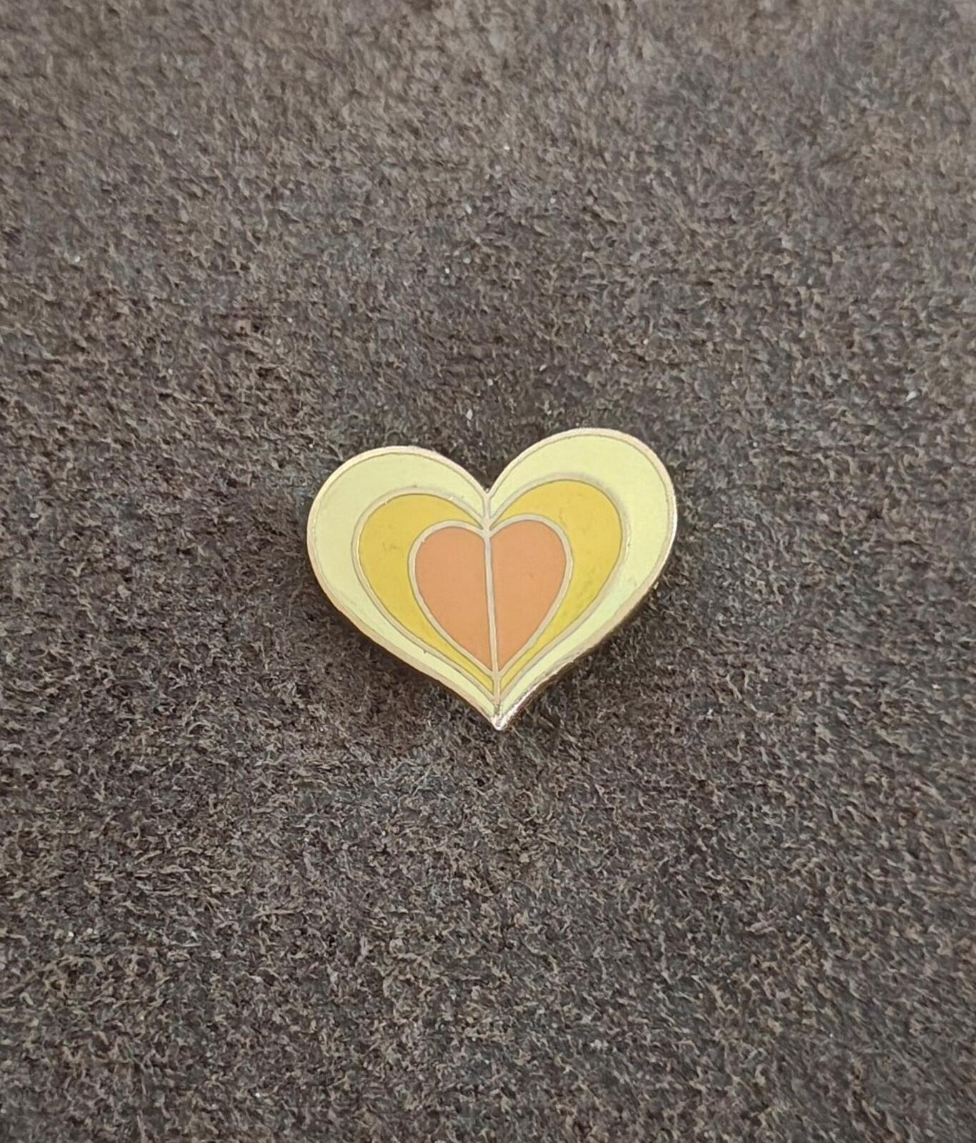1970s Gold Tone Retro Enamel Heart Pin