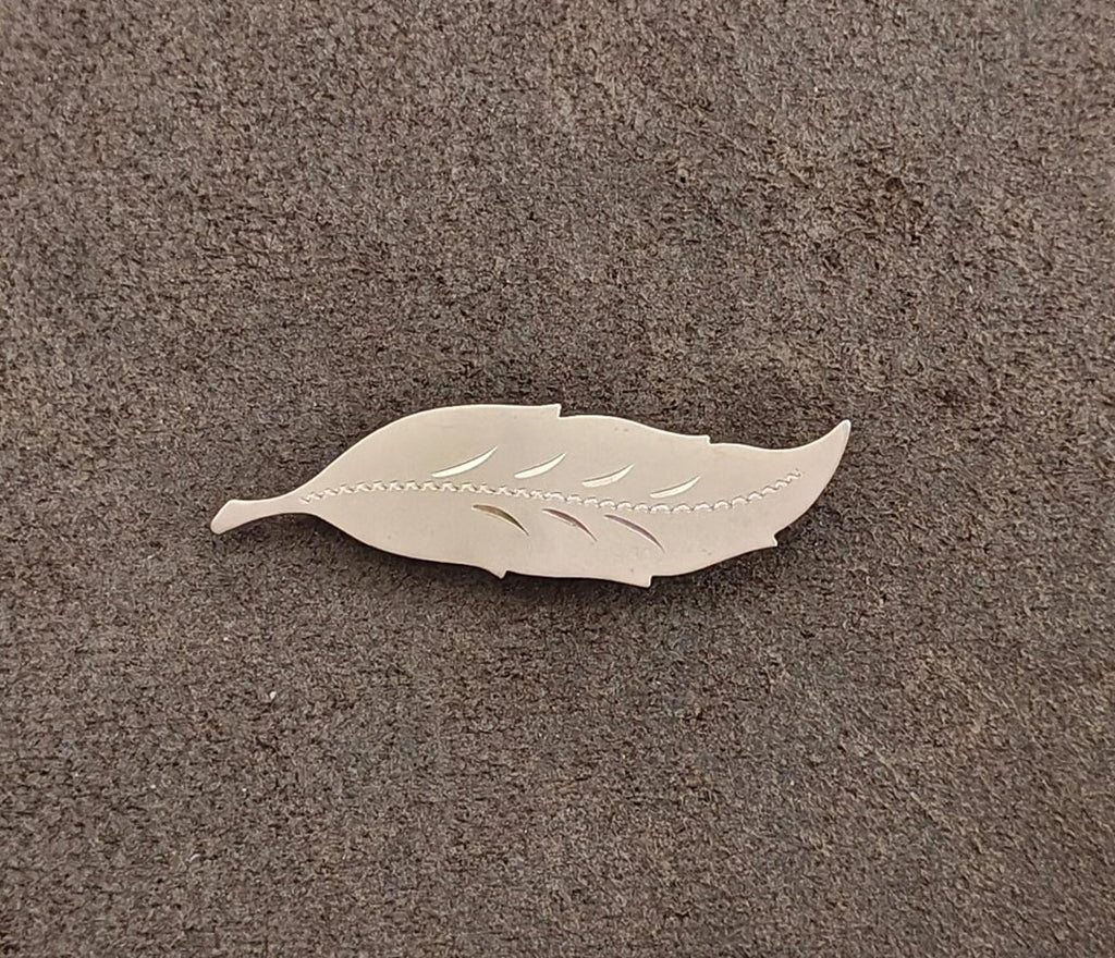 Gold leaf brooch with etched veins and scalloped top edge