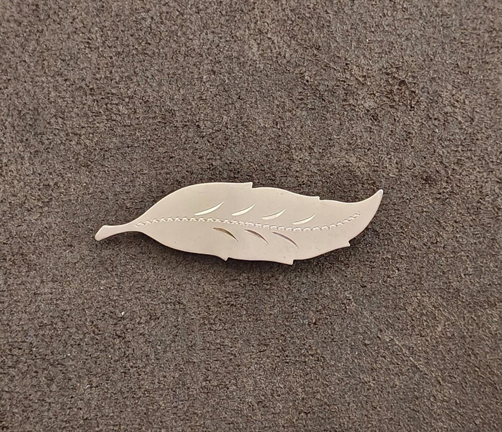 Gold leaf brooch with etched veins and scalloped top edge