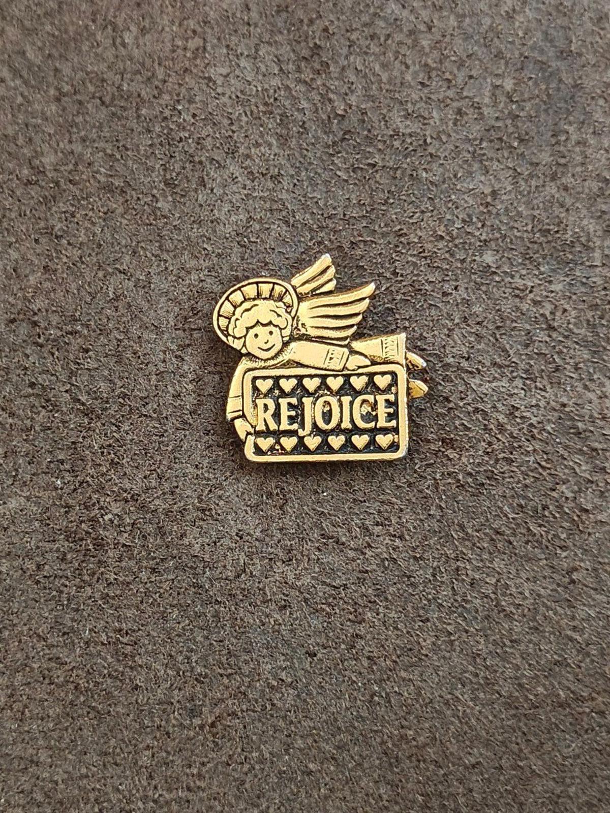 1980s Angel Holding A Rejoice Banner Gold Tone Pin