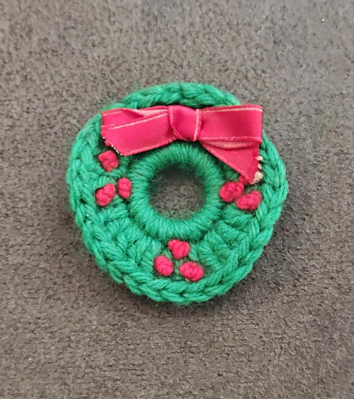 1980s Handcrafted Knitted Christmas Wreath Brooch