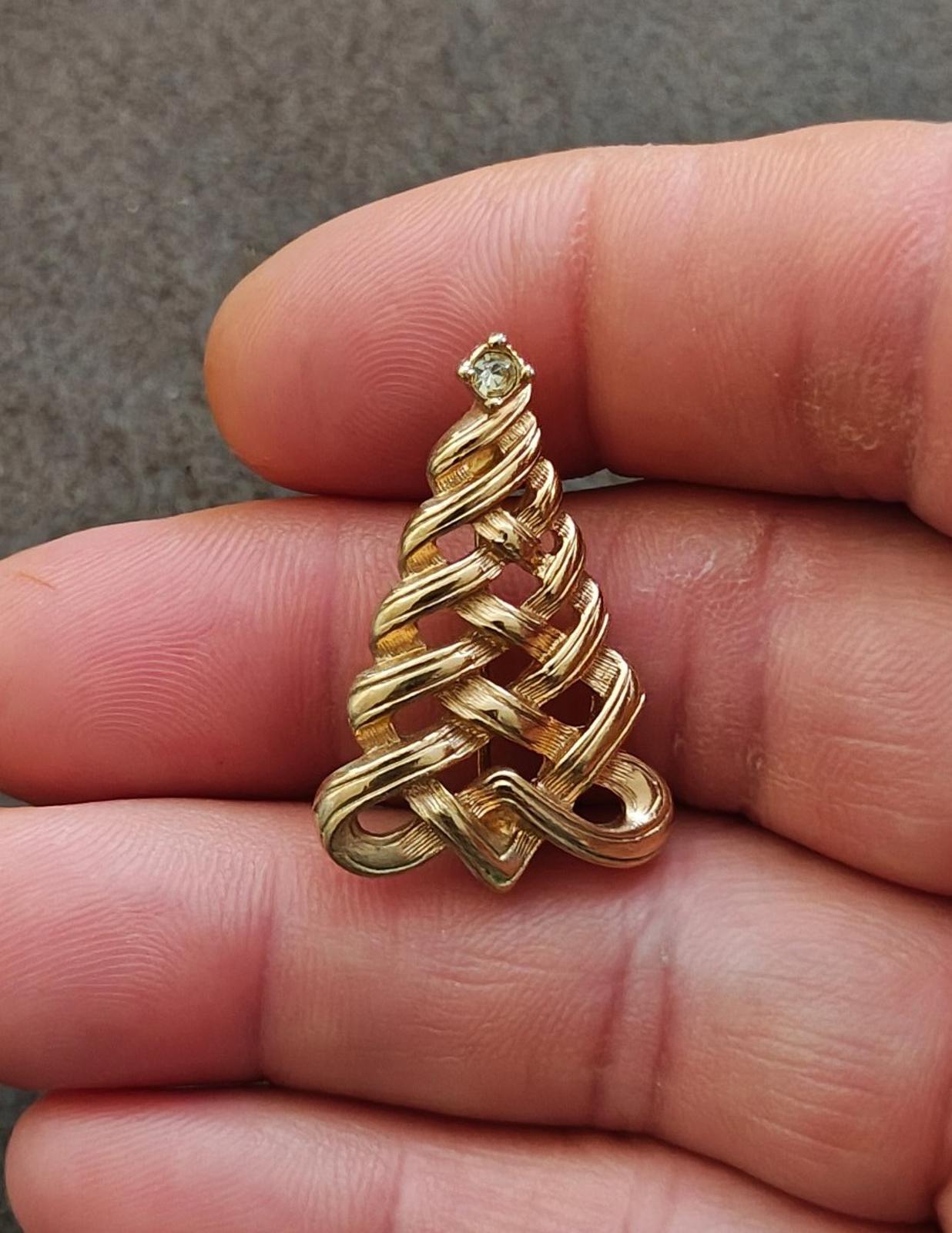 1980s Signed Avon Christmas Tree Gold Tone With Rhinestone Brooch